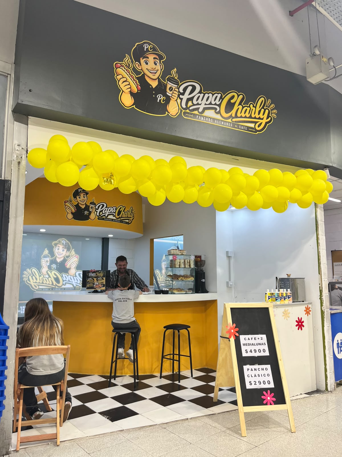La entrada de Papá Charly dentro de Carrefour, con su barra y mesas
