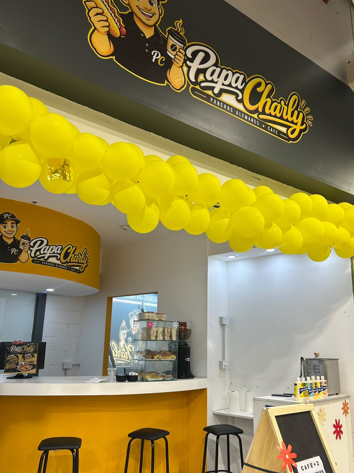 La barra amarilla y el local de Papá Charly